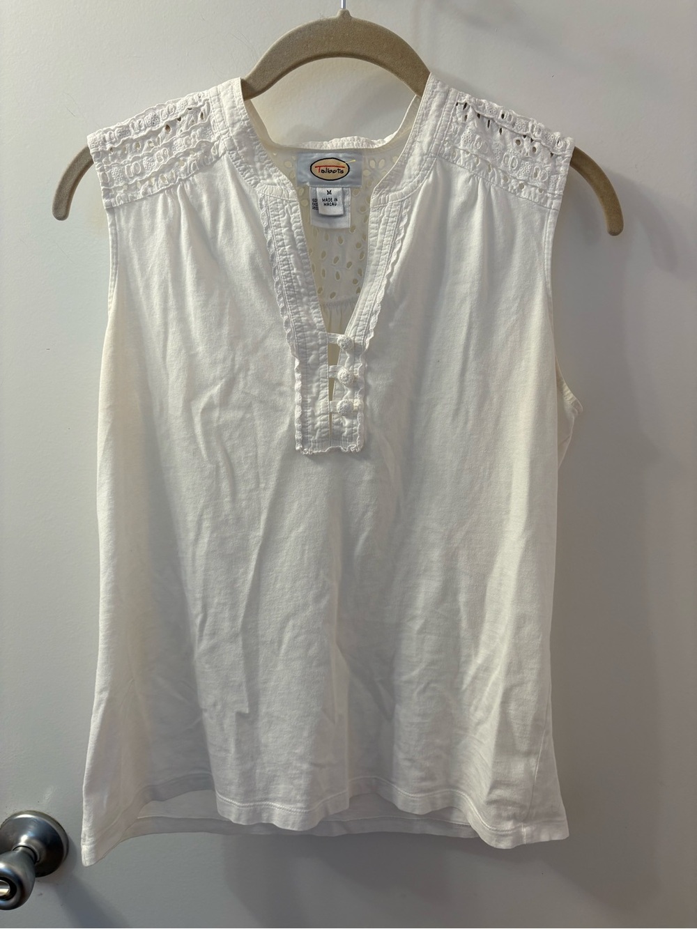 Talbots White Eyelet Split-Neck Sleeveless Top Medium (PTP 20/L 23)